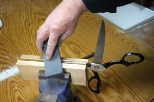 Sharpening shears with a sharpening stone