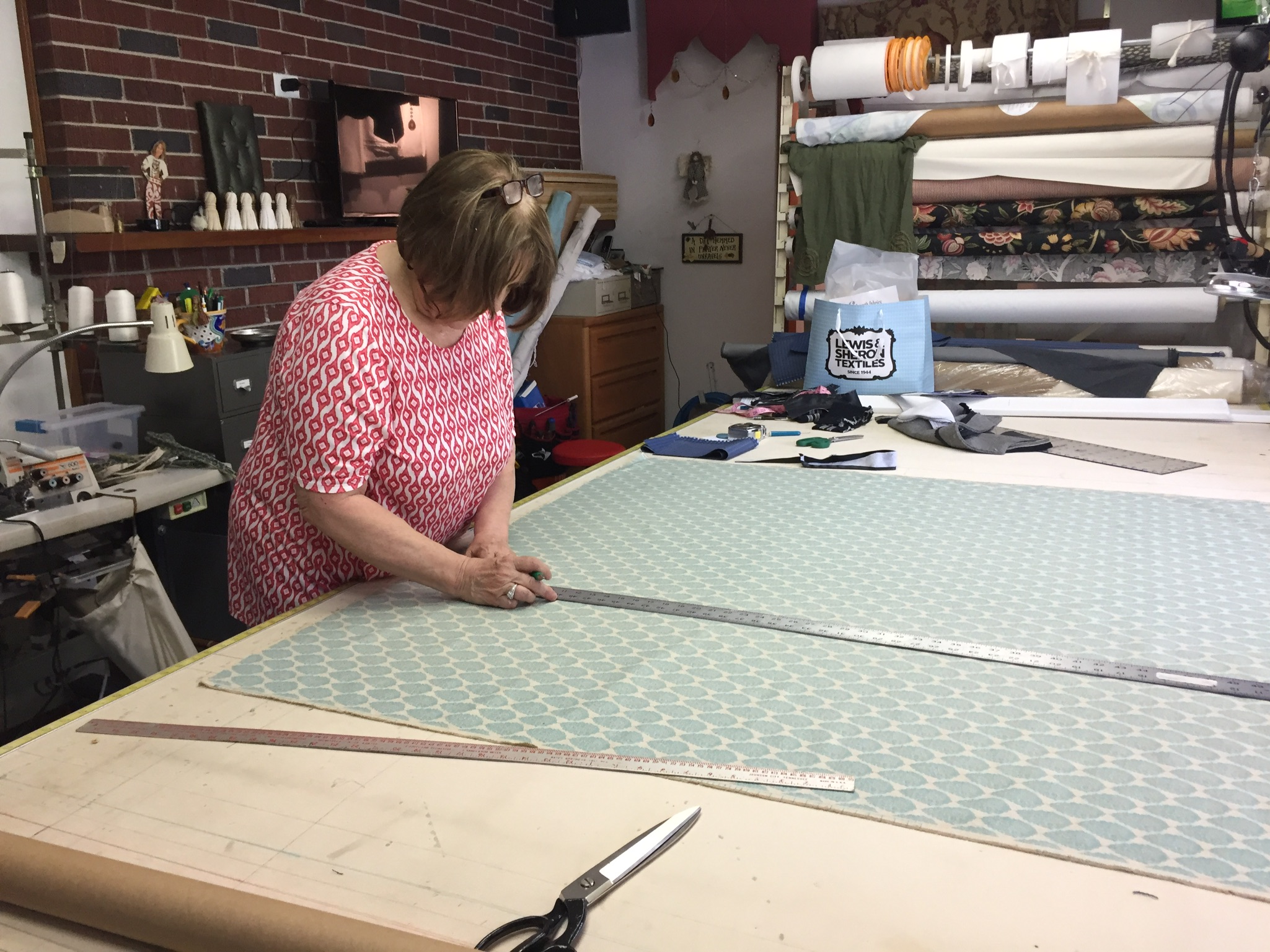 Kim's UPholstery Workshop Nancy cutting fabric